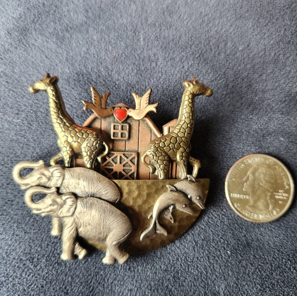 Vintage Noah's Ark Animal Ship Mixed Metal Pin Brooch GIRAFFE ELEPHANT DOLP. - Picture 3 of 3